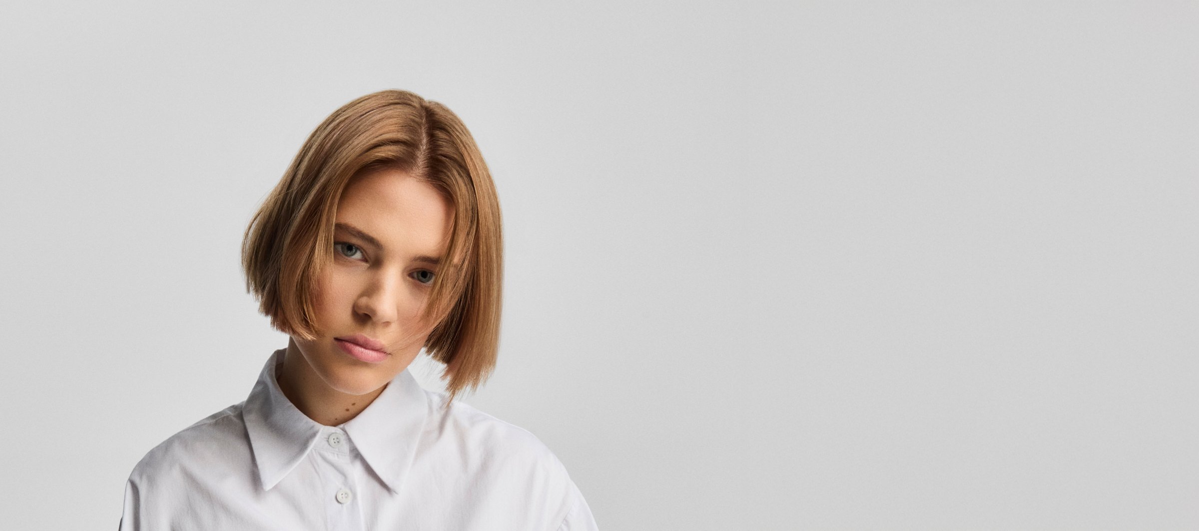 Modell med rakt, ljusbrunt hår i Schwarzkopf Professionals kampanjbild för IGORA Royal Highlift
